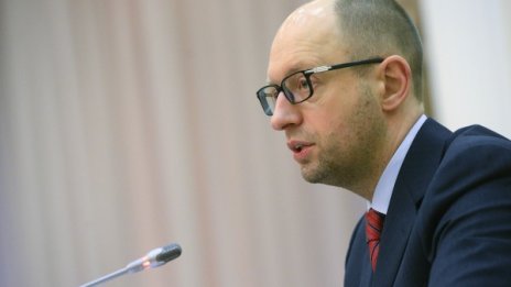 Яценюк плаши с военни средства при всеки опит за превземане на Украйна 