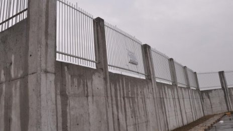 Наказват 9 души заради оградата по границата
