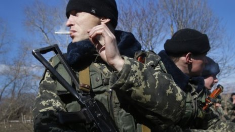 Руска полиция ескортира напускащи Крим украински войници 