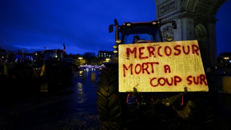 Френски фермери изкараха трактори в центъра на Париж СНИМКИ