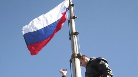 Руски знамена се веят над всички военни обекти в Крим