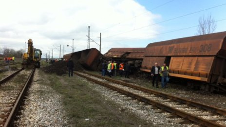 Товарен влак дерайлира, спря движението между Пловдив и Стамболийски 