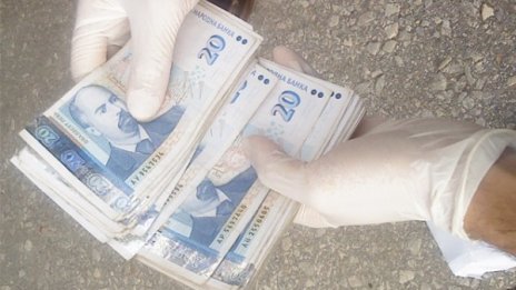 83-годишен даде 10 бона и злато на "ало" измамници