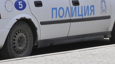 Младеж помля стъклата на 18 коли за час