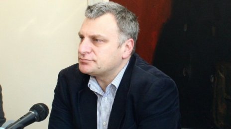 Защо Първанов не критикува Борисов, чуди се Курумбашев 