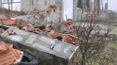 Майка заряза двумесечното си бебе в изоставена постройка