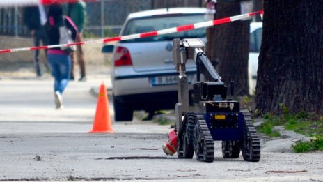 Съмнителен пакет върху кола отцепи район във Варна