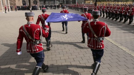 Издигнаха знамето на НАТО пред президентството