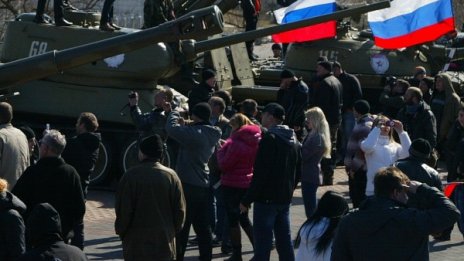 Демонстранти превзеха областната администрация в Донецк