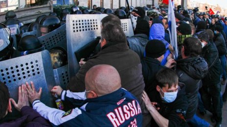 Милицията блокира демонстрантите в областната управа в Донецк