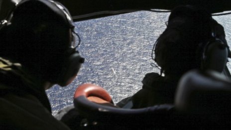 Продължават да "преслушват" дъното на морето за малайзийския самолет
