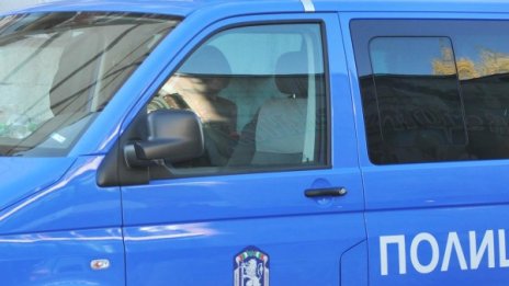 23-годишен с опасност за живота, забил се в дърво 