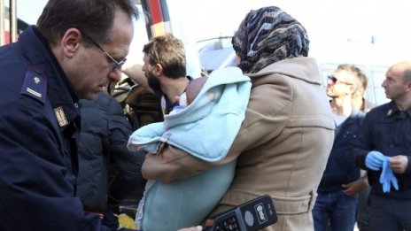 Италия се похвали с 20 000 спасени имигранти 