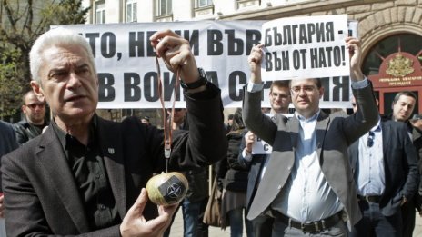 "Атака" посрещна Расмусен с освирквания и лозунги