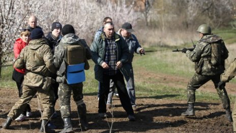 Украинските войници в Краматорск предават оръжията си