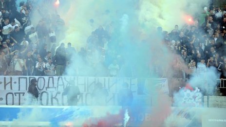 Прекратиха дербито на Пловдив заради бомбички