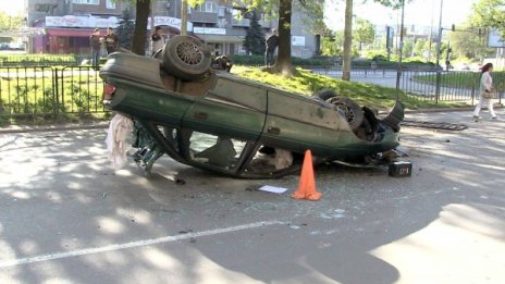 Лек автомобил се преобърна по таван в Русе