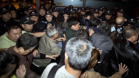 Близки на пътниците от изчезналия самолет протестираха в Пекин