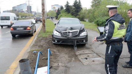 Пиян тийнейджър отнесе спирка, 6 коли и избяга