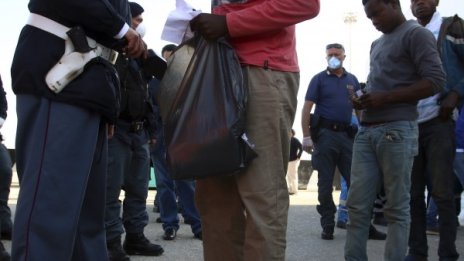 Италия спаси още 1800 бежанци в бурните води край Сицилия 