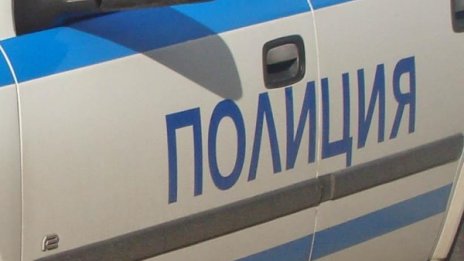 Психично болен буйства, хвърля буркани през прозореца