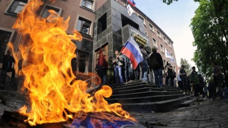 Сепаратистите напуснаха някои от завзетите сгради в Луганск
