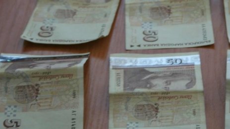 Отмъкнаха над 11 бона от паркиран камион в Асеновград