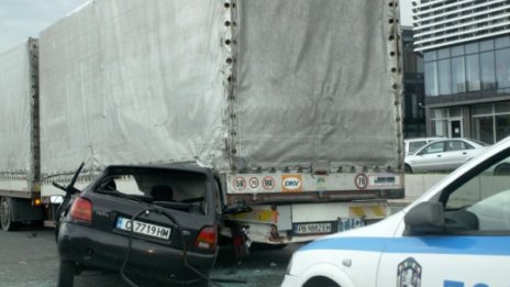 Двама ранени при катастрофа на Околовръстното