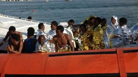 85 души се удавиха при потъване на корабче край Либия