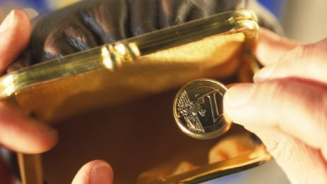 Средната работна заплата намалява спрямо края на 2013 година