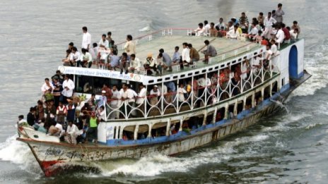 Ферибот със стотици души на борда потъна в Бангладеш