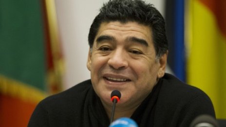 Марадона критикува боса на Наполи, съветва папата