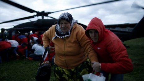 Кустурица даде хеликоптери за евакуирането на хора в Сърбия
