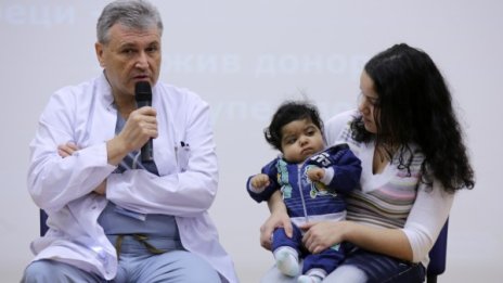 Извършиха уникална трансплантация на бебе
