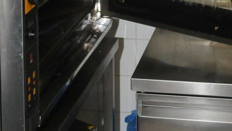 Приготвяли храна на депутатите с ръждясало оборудване 