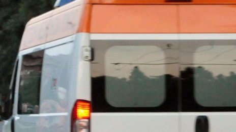 Жена е с опасност за живота след сблъсък на кола с билборд