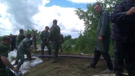 Пожарникарите ни отводняват сръбските градове Парачин и Ягодина