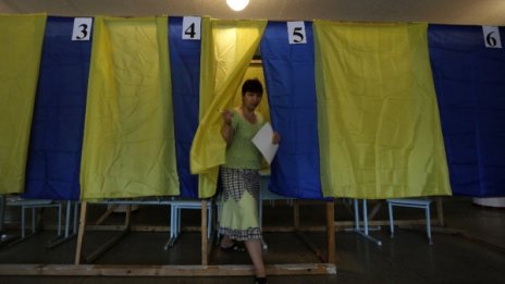 Украинците гласуват масово за нов президент