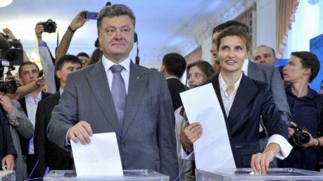 Порошенко печели президентските избори в Украйна 