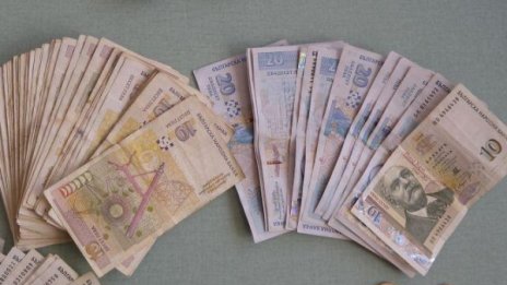 Полицията задържа двама крадци, отмъкнали 3800 лв. от дядо