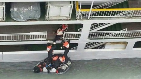 Водолаз умря в търсене на тела в потъналия южнокорейски ферибот