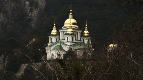 Въоръжени нападнаха украинска църква в Крим 