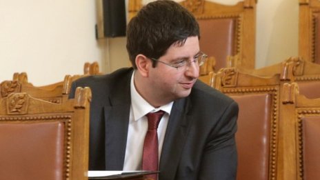 Не ни чака фалит на държавата, успокои Чобанов 