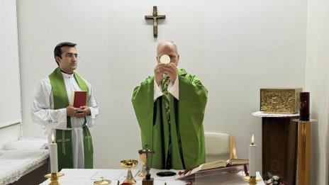 Папа Лъв XIV отслужва литургия в болница, където го оперираха