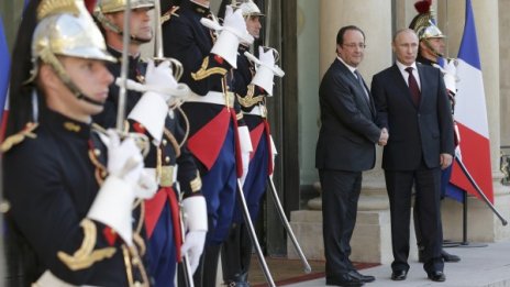 Путин и Оланд разговаряха над час и половина