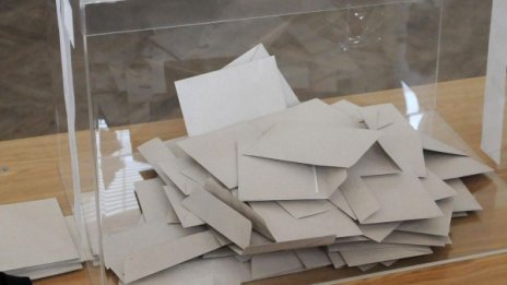  Пробват задължителен вот и без промяна в конституцията