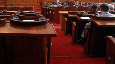 Дебатите по вота се бавят, остават след Сметната палата