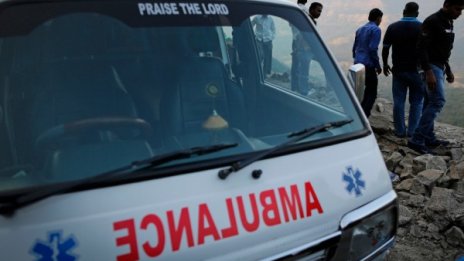 Дванайсет души загинаха при катастрофа на микробус с камион в Индия