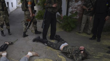 Оланд и Меркел загрижени заради сраженията в Украйна