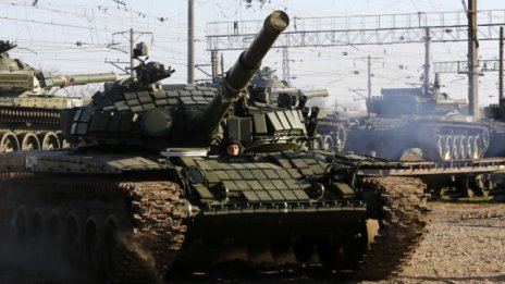 Русия е придвижила танкове в Украйна, съмнява се НАТО